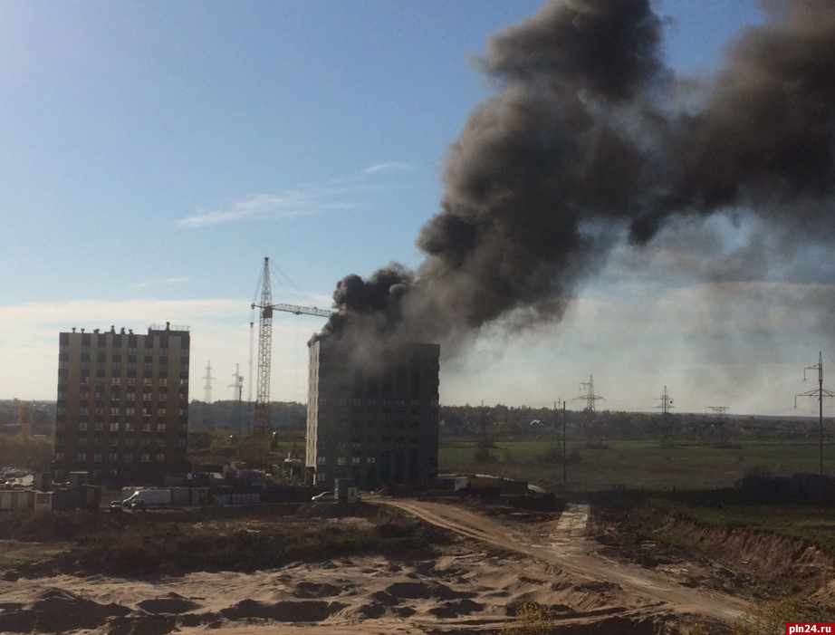 Пожар на псковской улице сегодня. Пожар в Пскове. Недостроенные здания. Пожар новостройки Псков. Пожар на Телецентре Псков.