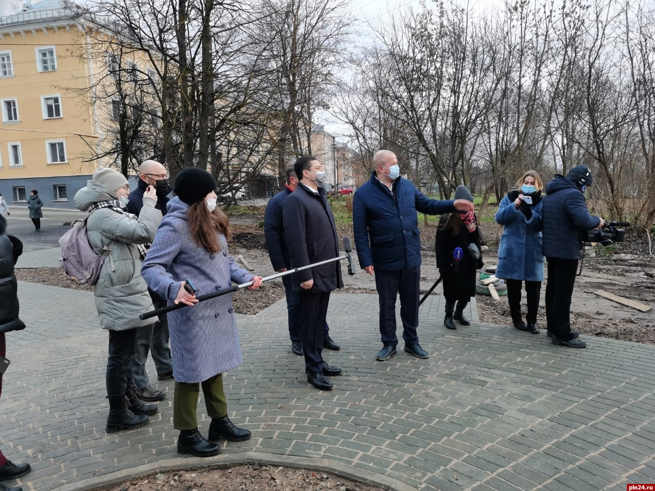 Дворы пскова. Псков общественные пространства. Жители на улицах Пскова. ПЛН Псков. Исполнение на улице.