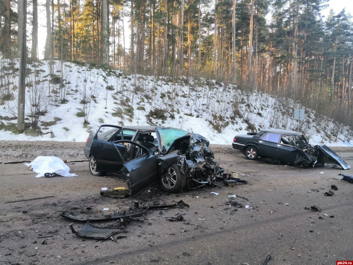 Трое мужчин и две женщины погибли в ДТП в Печорах. ФОТО