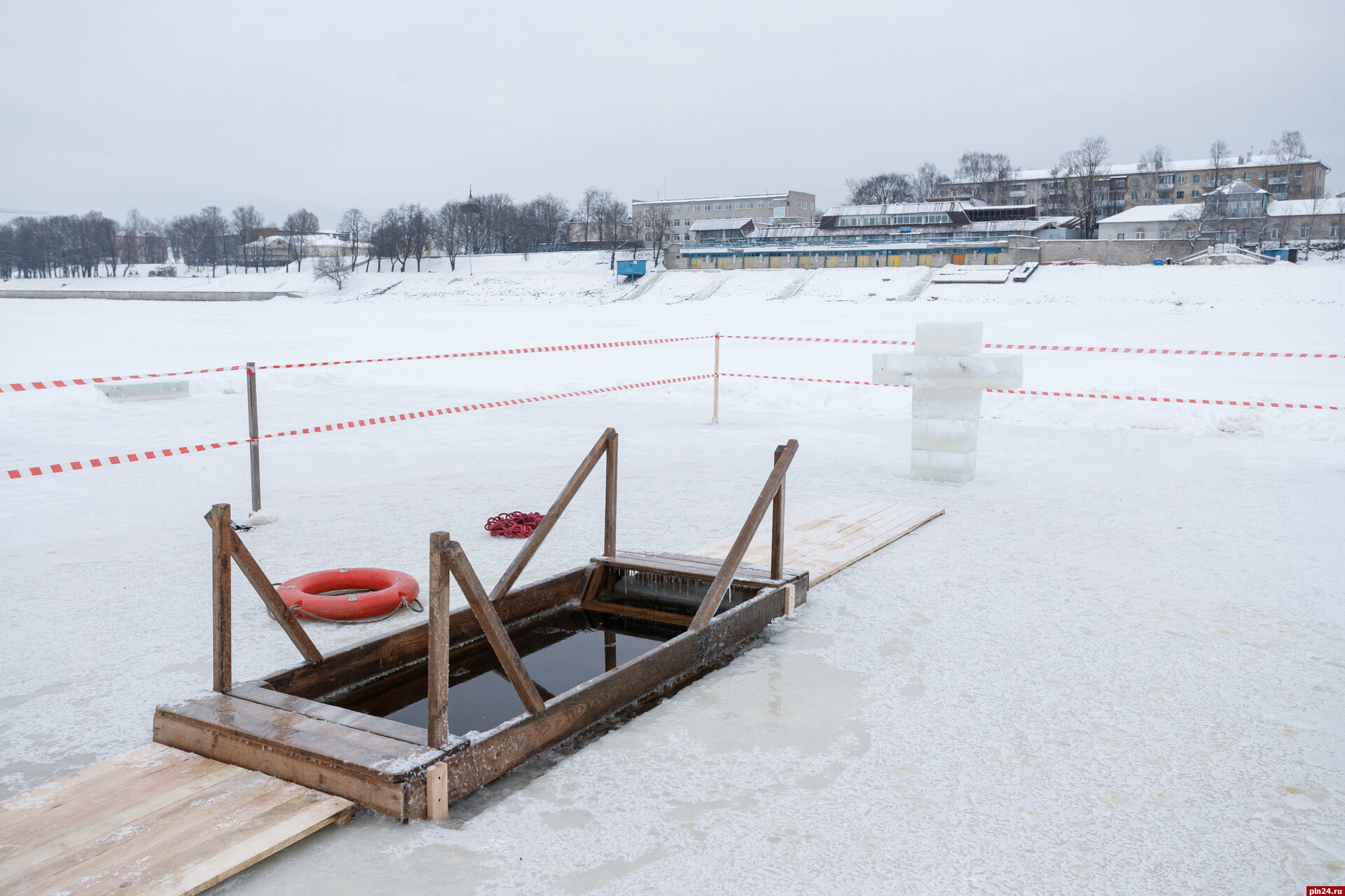 Перед Крещением в пяти районах Псковской области разрешили выход на лед