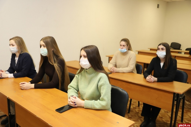 Боевые приемы продемонстрировали студентам псковские полицейские