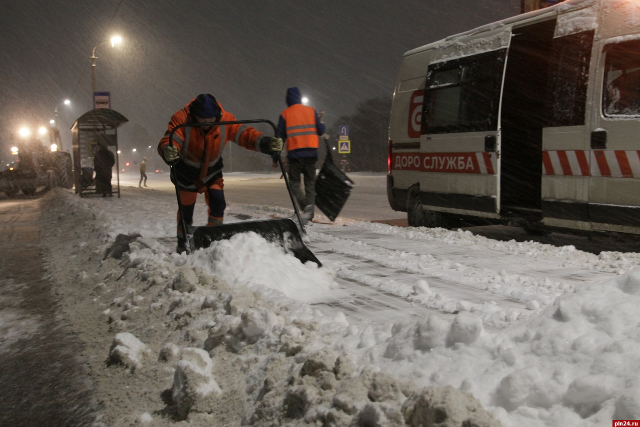 Коммунальщикам Пскова поручили тщательнее убирать пешеходные зоны от снега