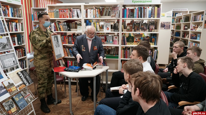 Псковские росгвардейцы встретились с защитником блокадного Ленинграда