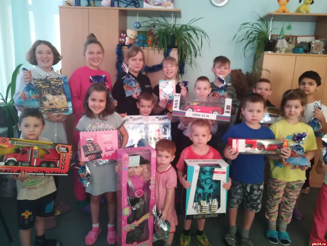 Более 200 подопечных детского фонда в Псковской области получили именные подарки