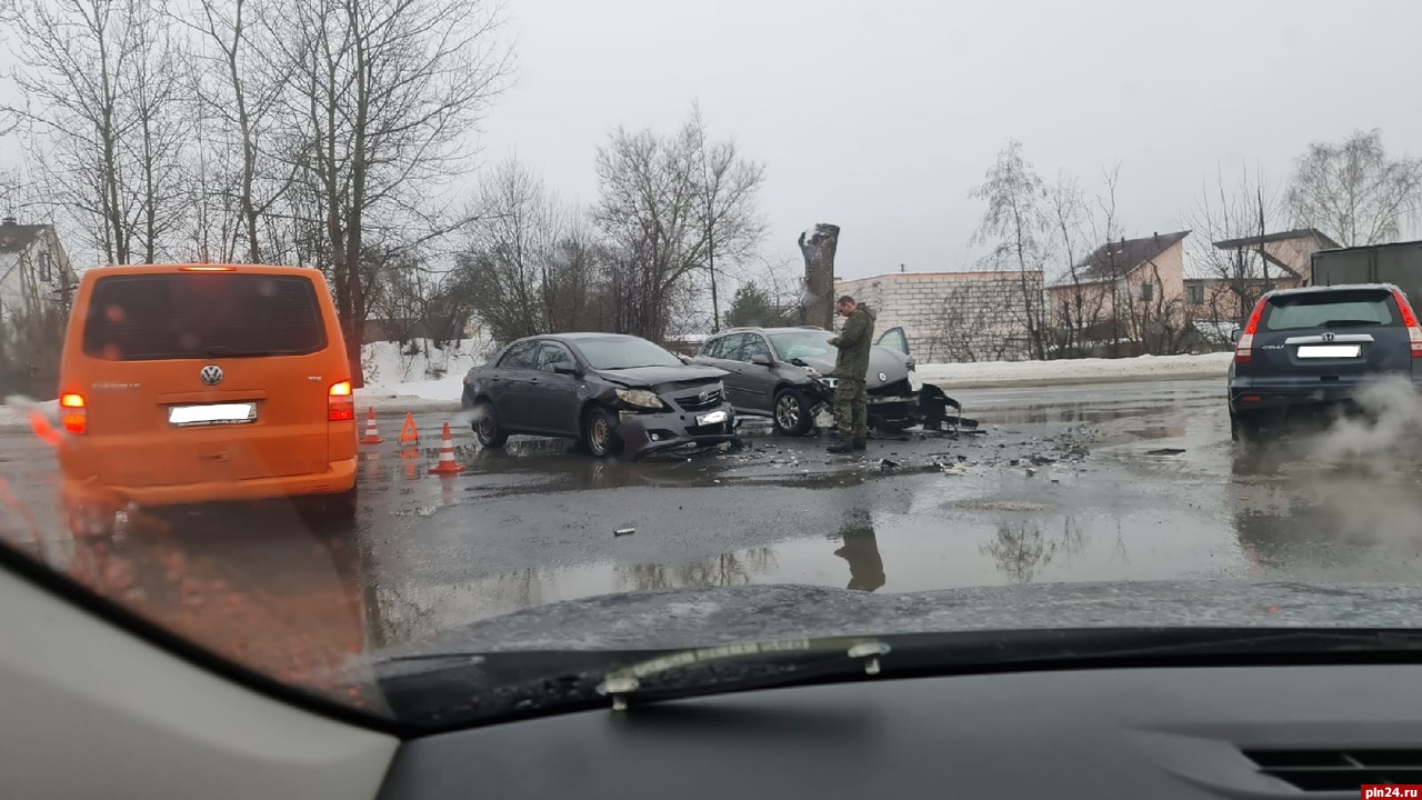 Два автомобиля столкнулись на улице Советской Армии в Пскове. ФОТО