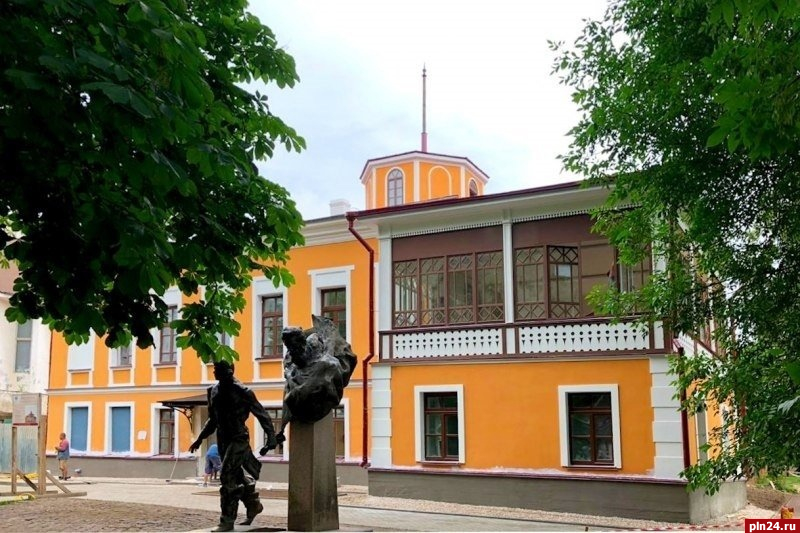 Каверинская библиотека переедет в «Дом губернатора» в Пскове в апреле