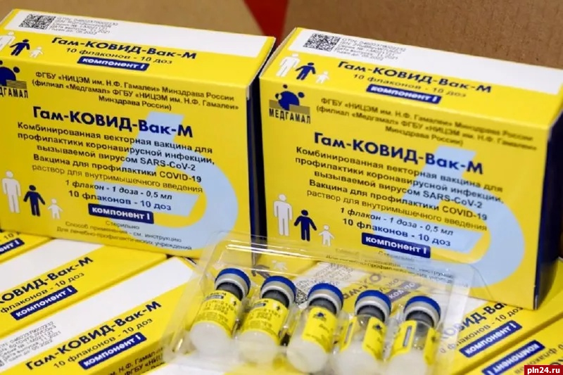 Первые подростки начали прививаться от коронавируса в Псковской области