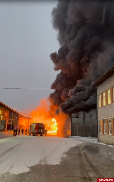 К ликвидации пожара на складе псковского предприятия привлекли почти 40 человек