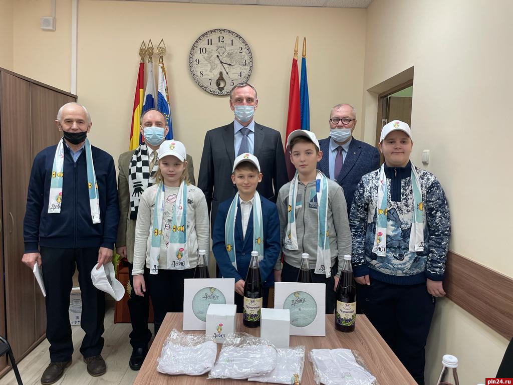 Великолукских шахматистов наградили за победу в турнире «Дебют»