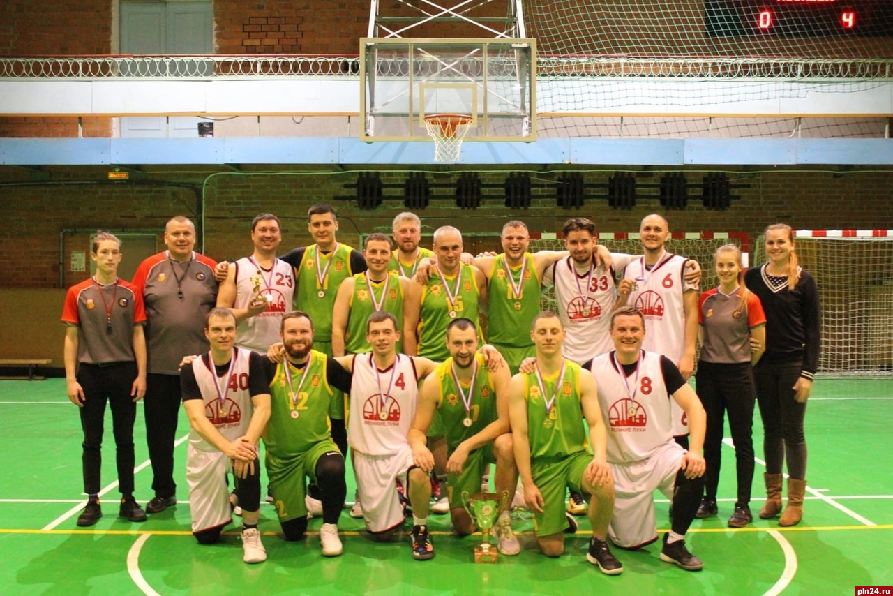 Команда администрации Великих Лук победила на Кубке города по баскетболу