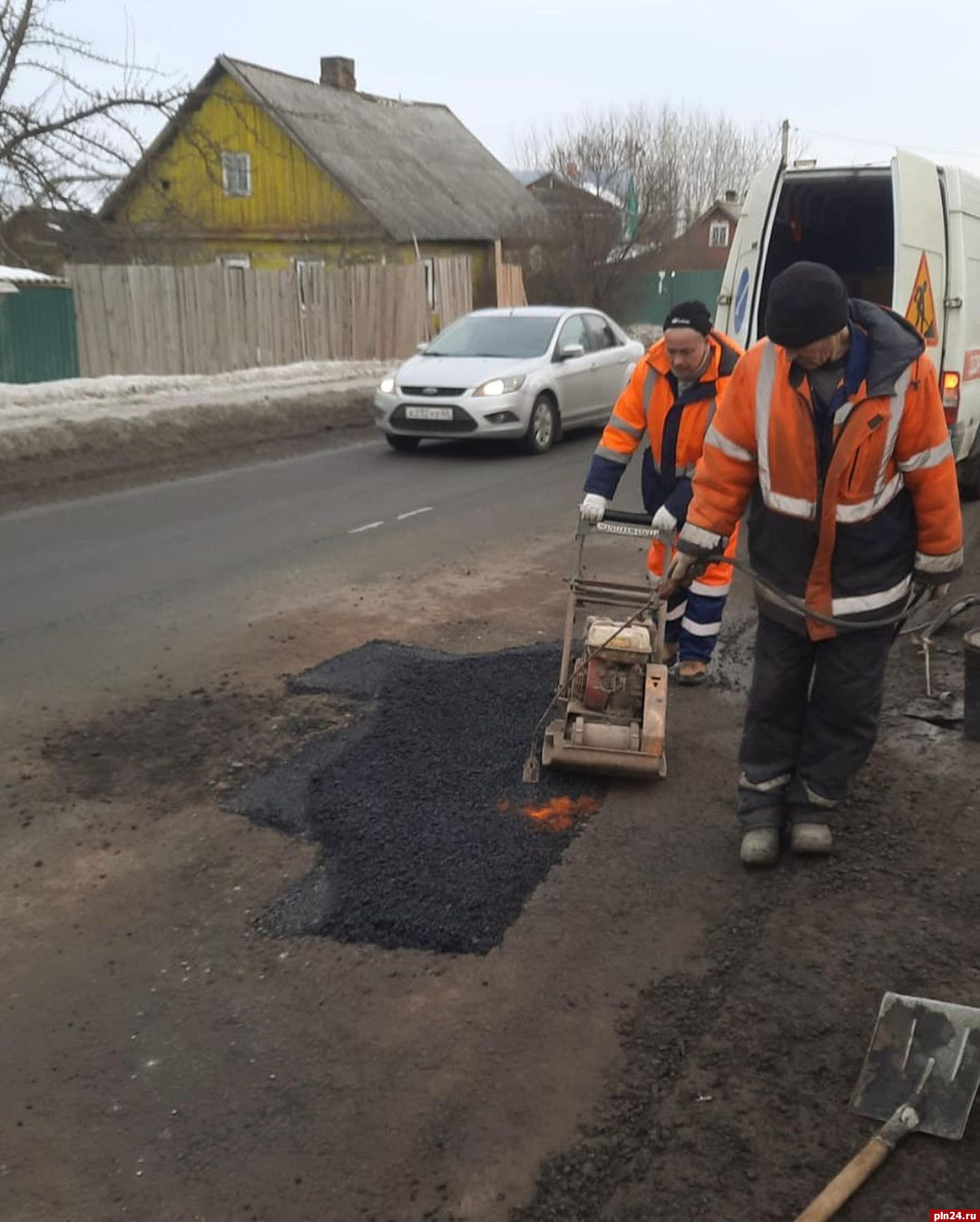 В Пскове продолжается ямочный ремонт дорог