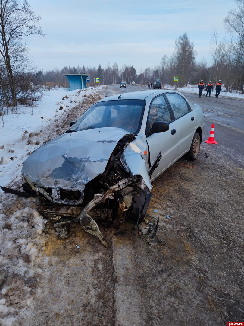 Два автомобиля столкнулись в Псковском районе. ФОТО