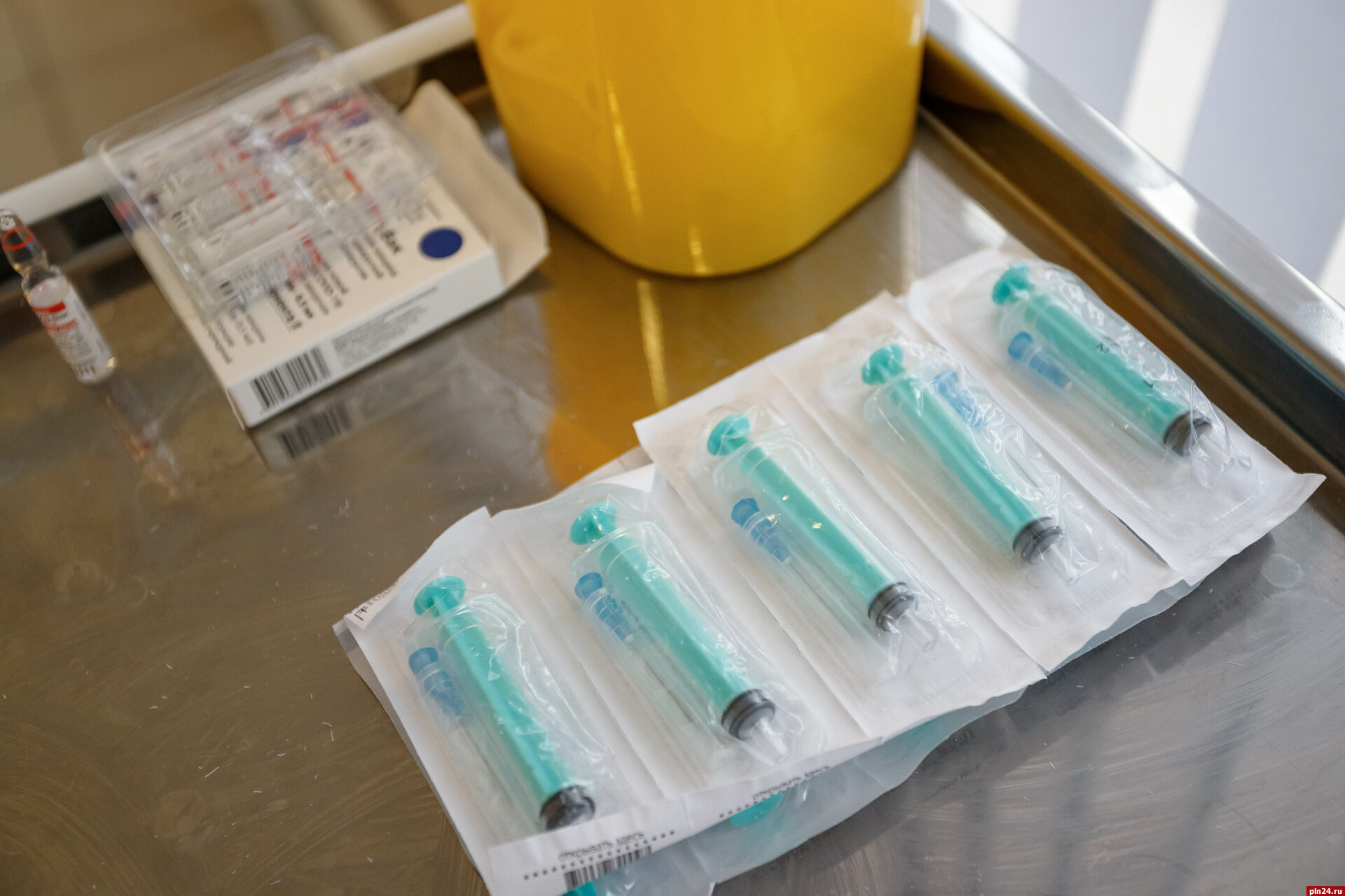 За сутки в Псковской области первую прививку от COVID-19 сделали 300 человек