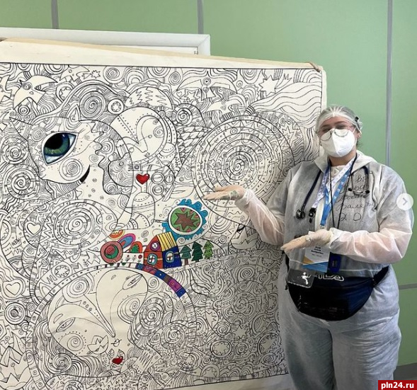 Петербуржец подарил великолукской инфекционке картину-раскраску