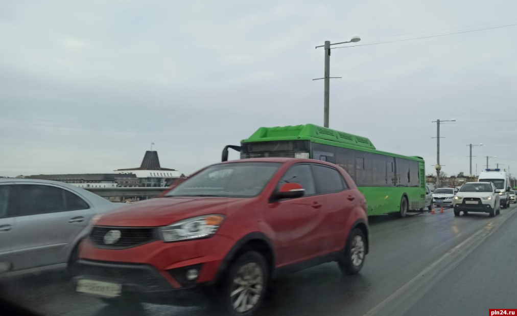 ДТП с автобусом мешает движению на Ольгинском мосту в Пскове. ФОТО