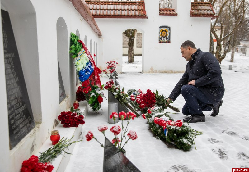Губернатор почтил память погибших при исполнении воинского долга разведчиков