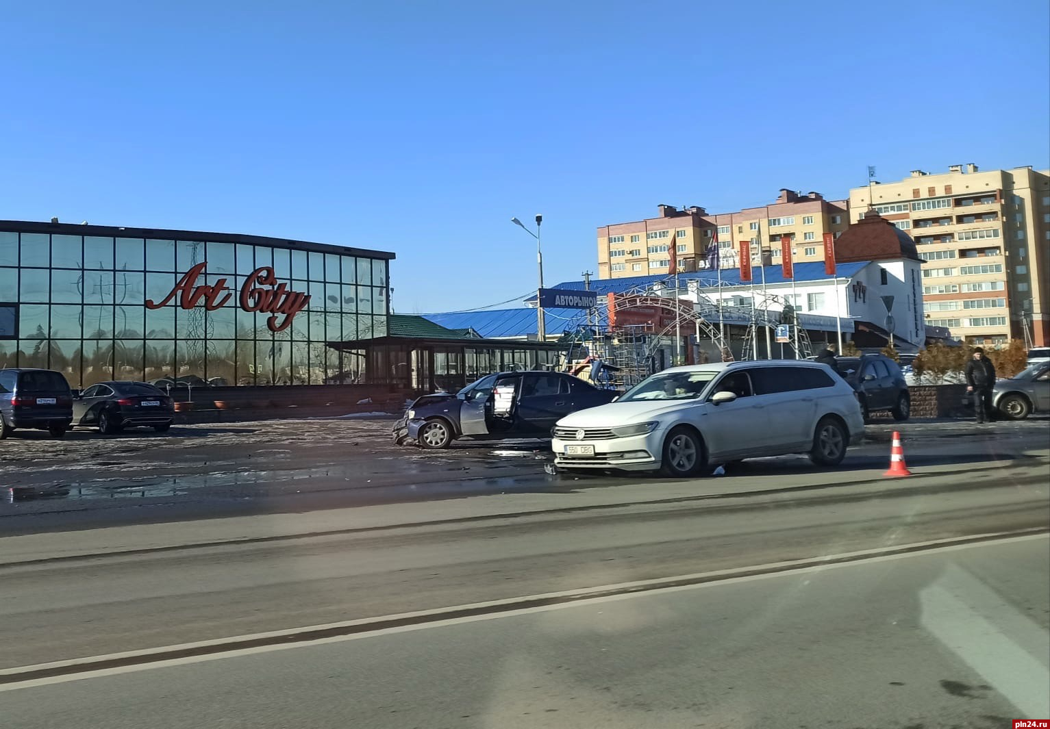 В Пскове водитель «Фольксвагена» пересек двойную сплошную и устроил ДТП