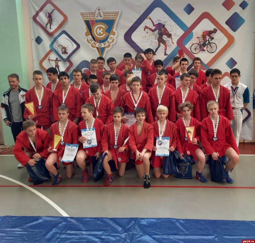 Спортсмены из Пскова заняли призовые места на турнире по самбо в Петербурге
