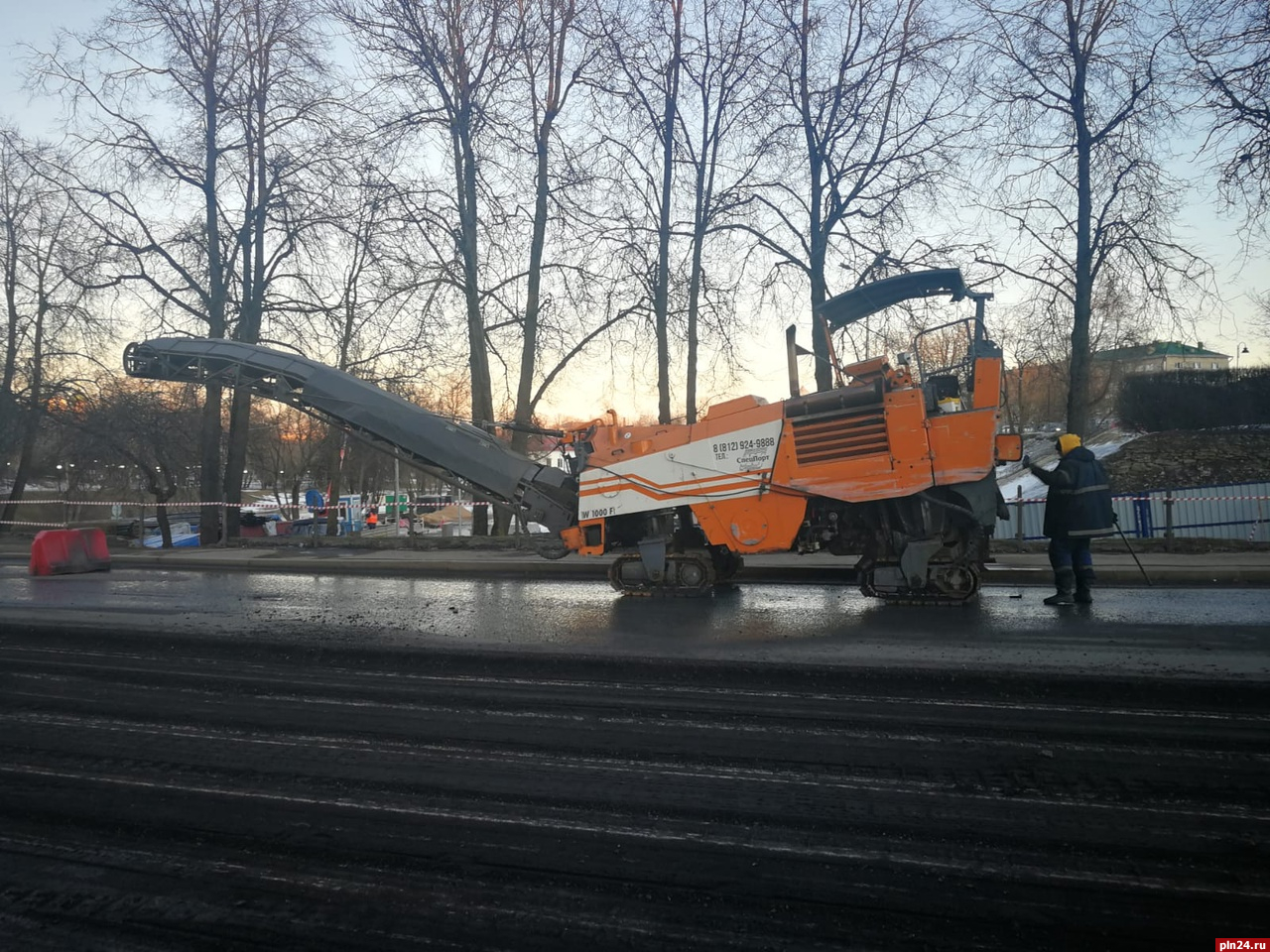 Фотофакт: На Троицком мосту начали срезать асфальт