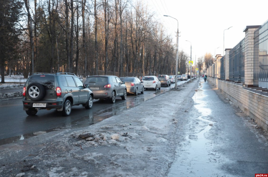 Автомобильная пробка образовалась на улице Спортивной в Пскове. ФОТО