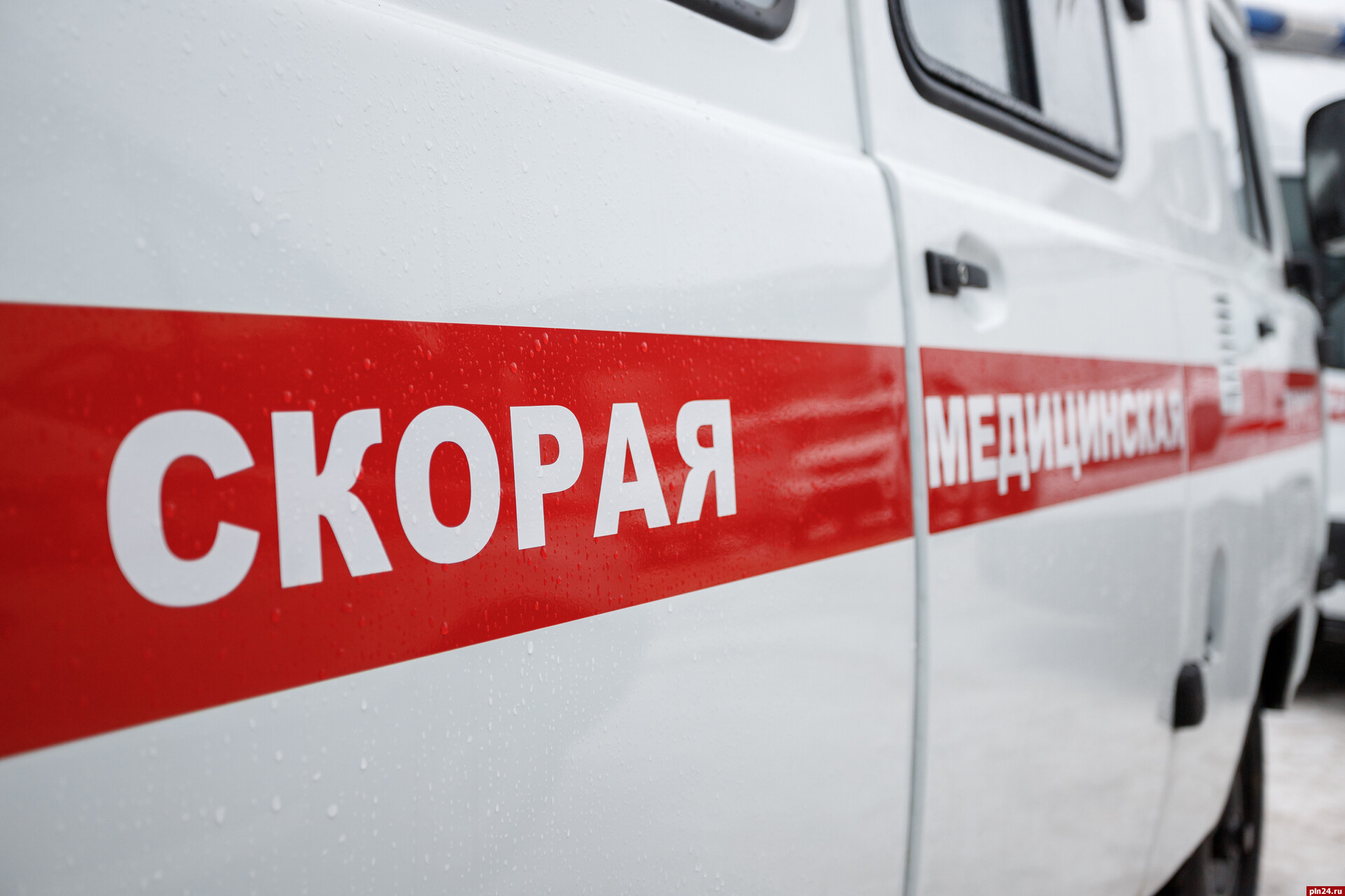 В Плюсском районе мужчина угрожал ножом фельдшеру скорой помощи