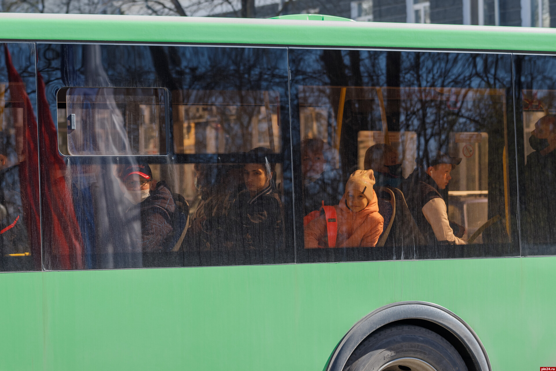 Стал известен режим работы городских автобусов в Пскове на мартовских выходных