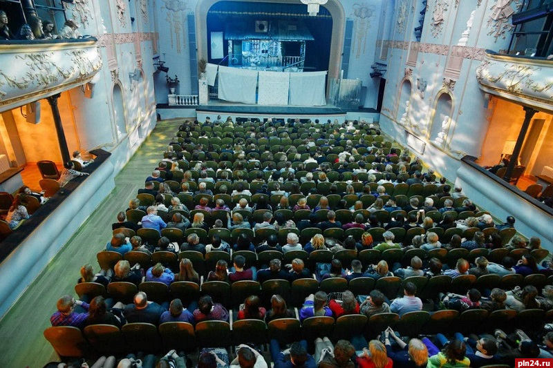 Псковский драмтеатр предлагает скидки до 30% на коллективные заявки