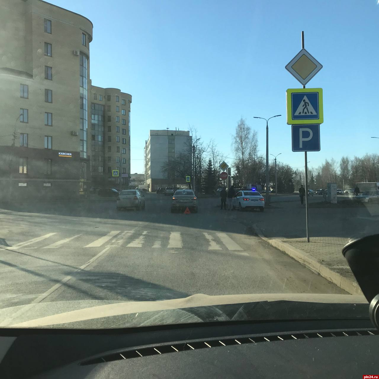 Два автомобиля столкнулись у пешеходного перехода в Пскове