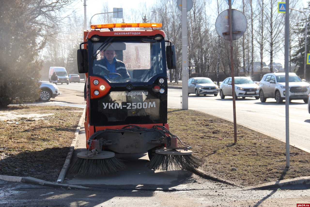Центральные улицы Пскова приводят в порядок после зимы