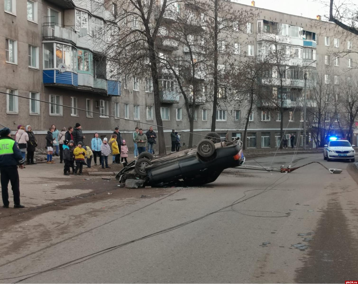 Новости 22 1 24. Происшествие Великие Луки авария вчера. Перевернутая машина. Улица России.