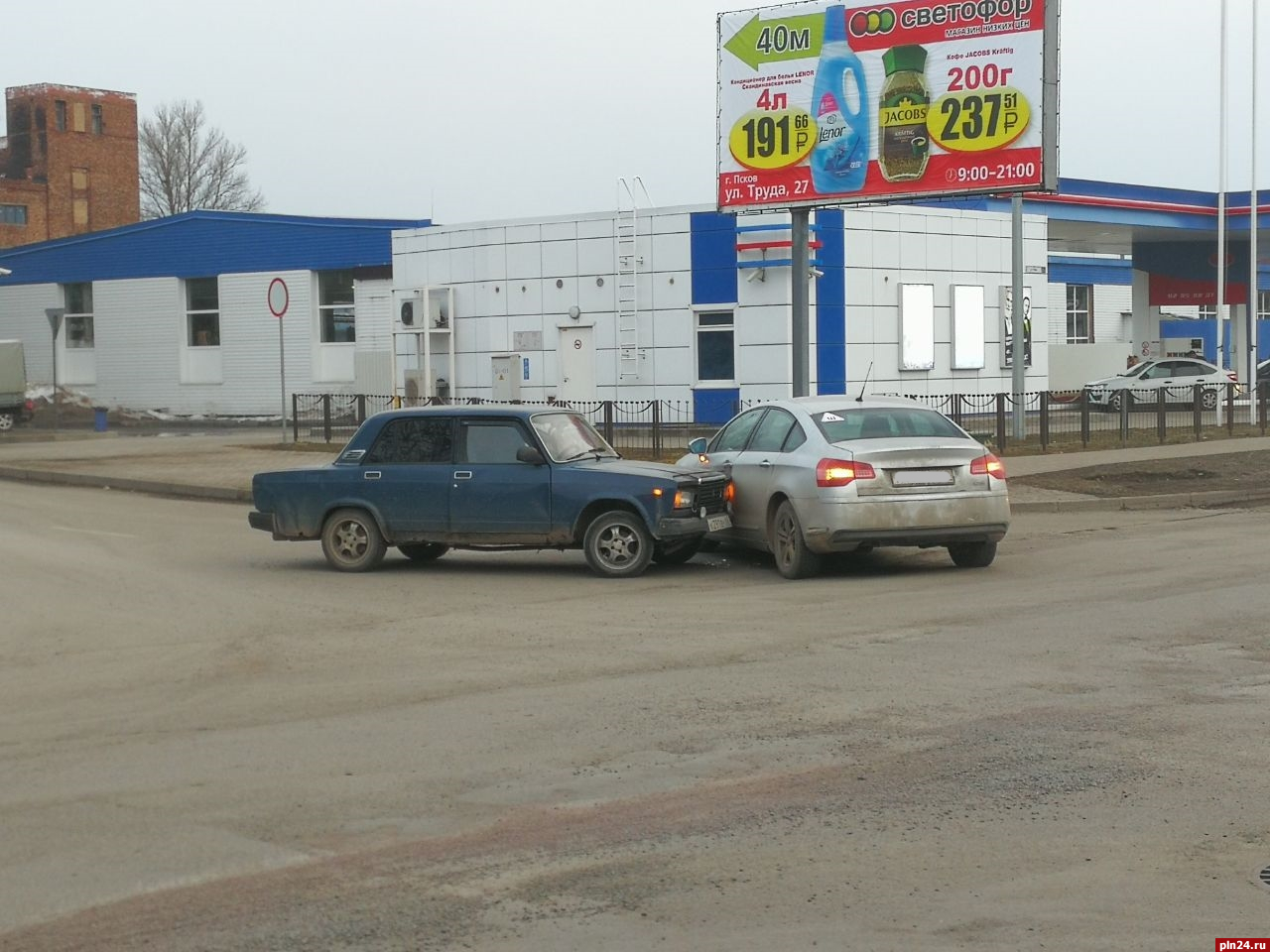Два автомобиля столкнулись у пешеходного перехода в Пскове