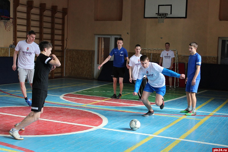 Мастер-класс по футболу провели в Печорском центре помощи детям