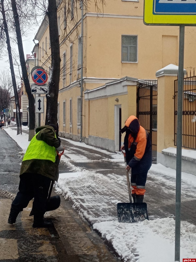 Около 30 единиц техники убирают снег на улицах Пскова