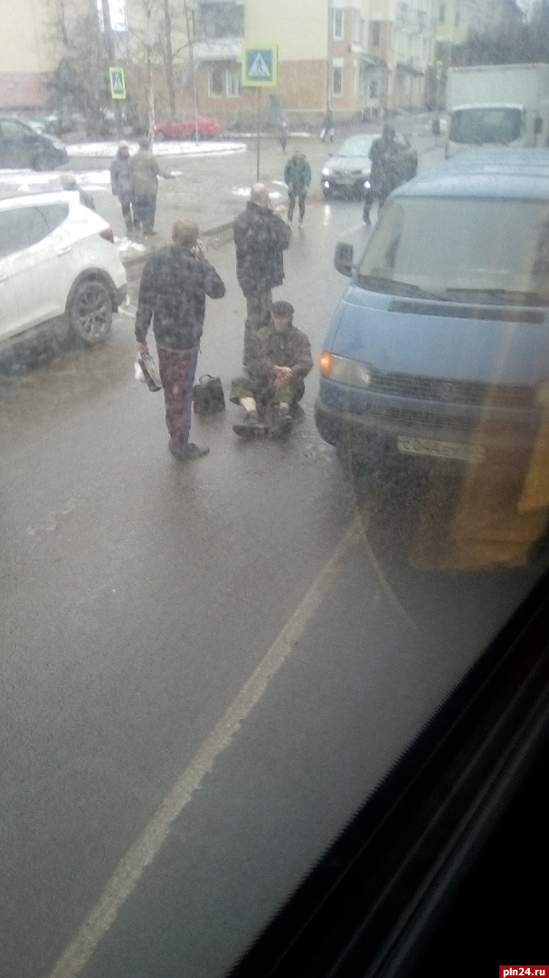 Автомобиль сбил пенсионера на пешеходном переходе в Пскове