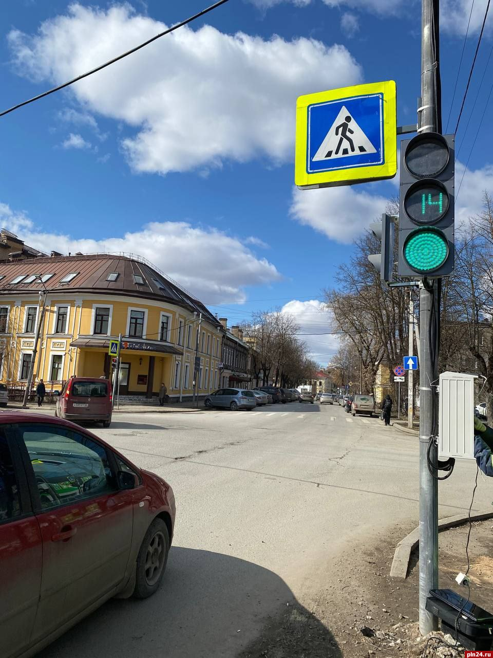 Светофор на перекрестке улиц Некрасова и Карла Маркса в Пскове начал работать