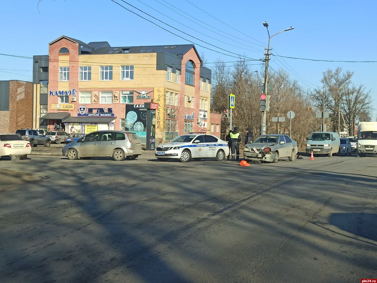 Два автомобиля столкнулись на перекрестке улиц Поземского и Алмазной в Пскове