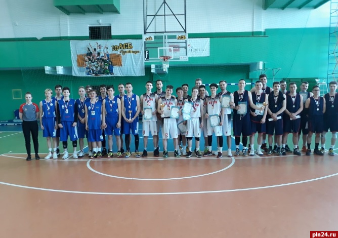 Лучших баскетболистов среди школьников и студентов определили в Псковской области
