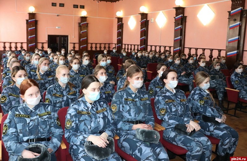 Условия воспитания благородных девиц обсудили курсанты псковского вуза