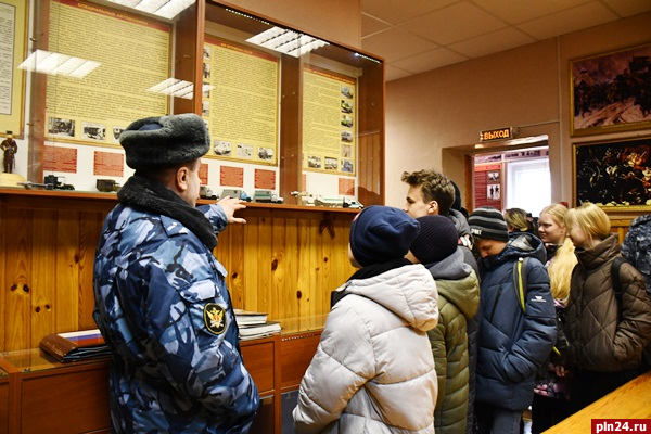 Псковские школьники стали свидетелями постановочного задержания преступника