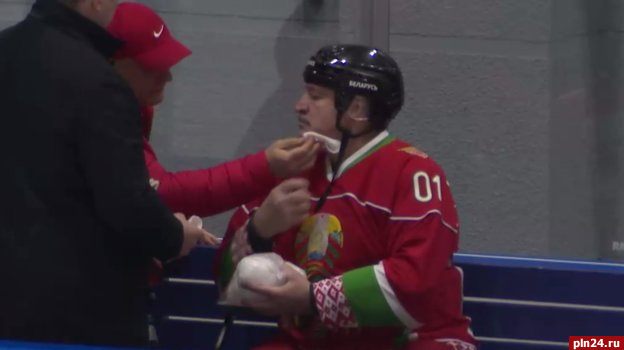 Александра Лукашенко ударили клюшкой по лицу во время хоккейного матча