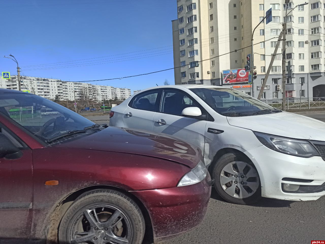 Два автомобиля столкнулись на перекрестке Рижский - Юбилейная в Пскове