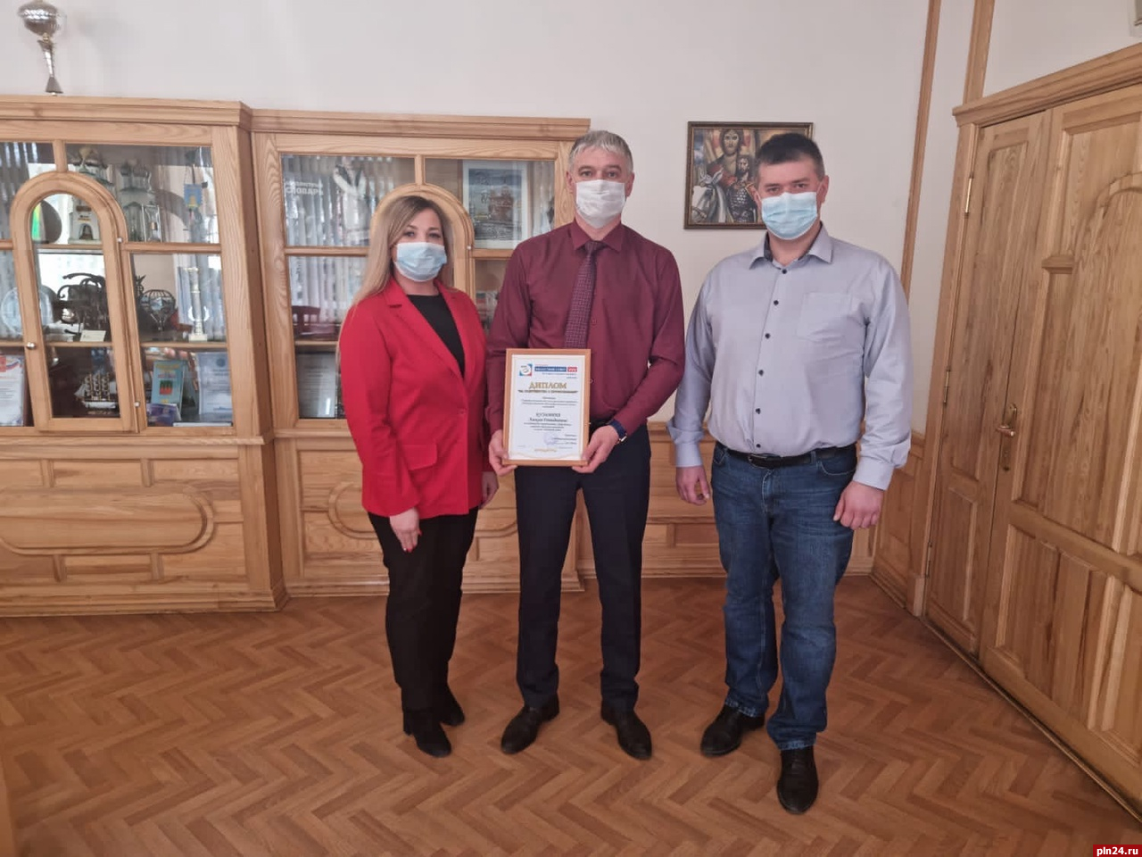 Главу Великолукского района наградили за содружество с профсоюзами