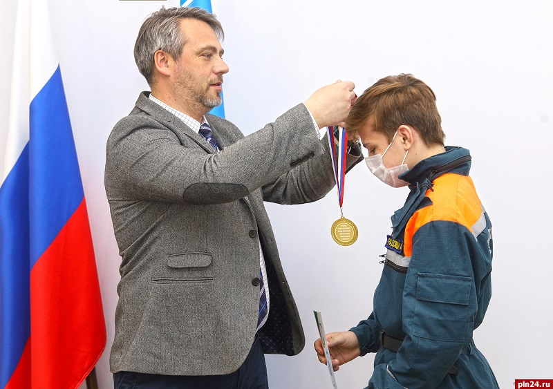Молодых профессионалов-спасателей наградили в Пскове