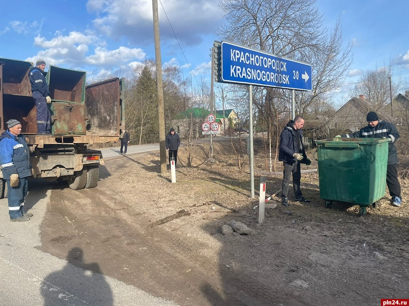 Псковский «Экопром» установил контейнеры ТКО для очереди дальнобойщиков на границе