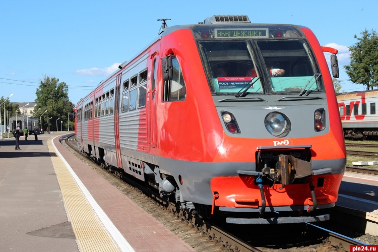 Дополнительные пригородные поезда запустят в Псковской области