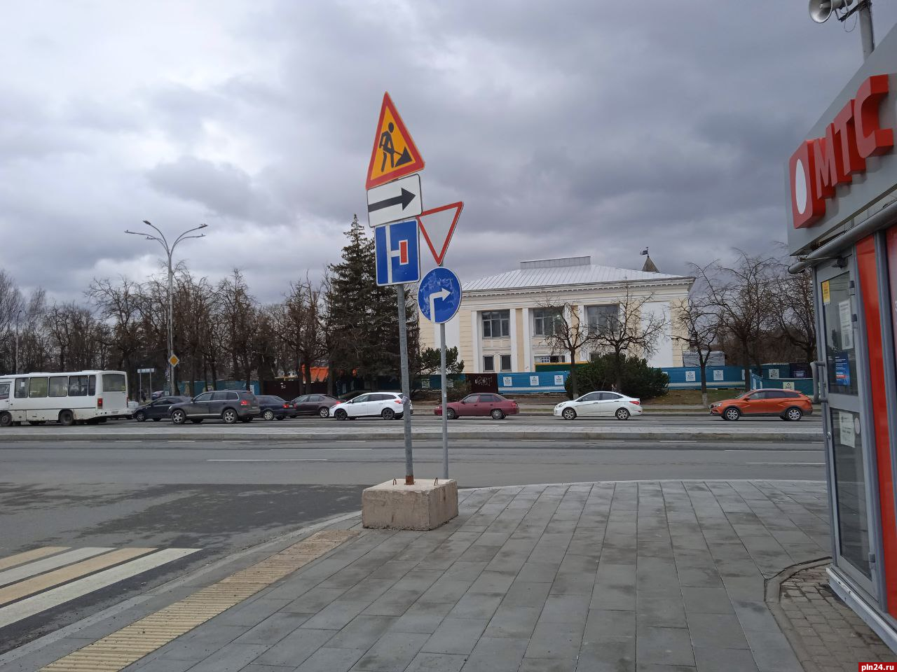 Фотофакт: поворот налево запретили автомобилистам в центре Пскова