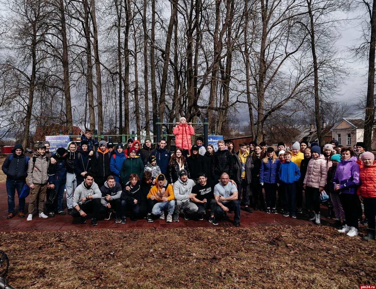 Выездной мастер-класс по воркауту провели псковские спортсмены в Гдове