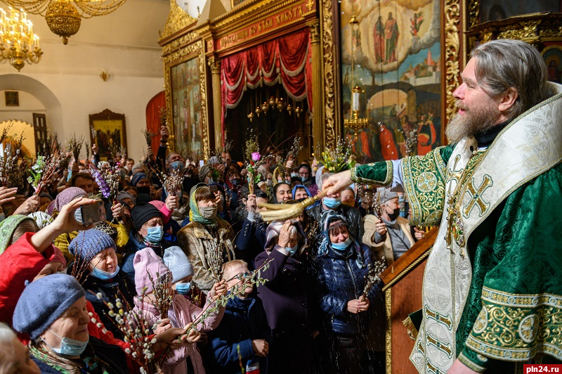 Вербное воскресенье отмечают сегодня православные псковичи
