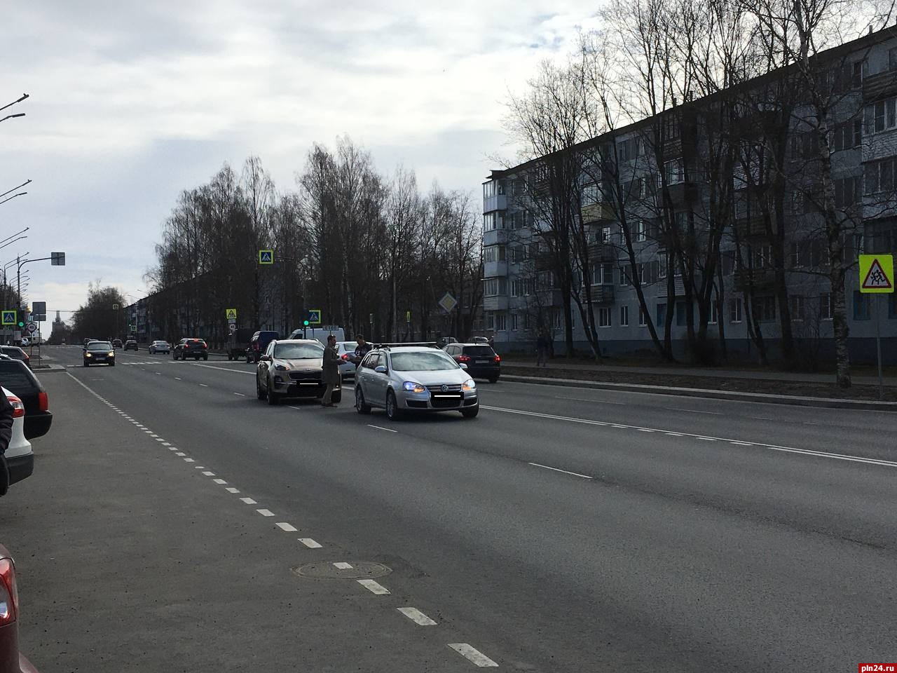 «Киа» и «Фольксваген» столкнулись на улице Коммунальной в Пскове