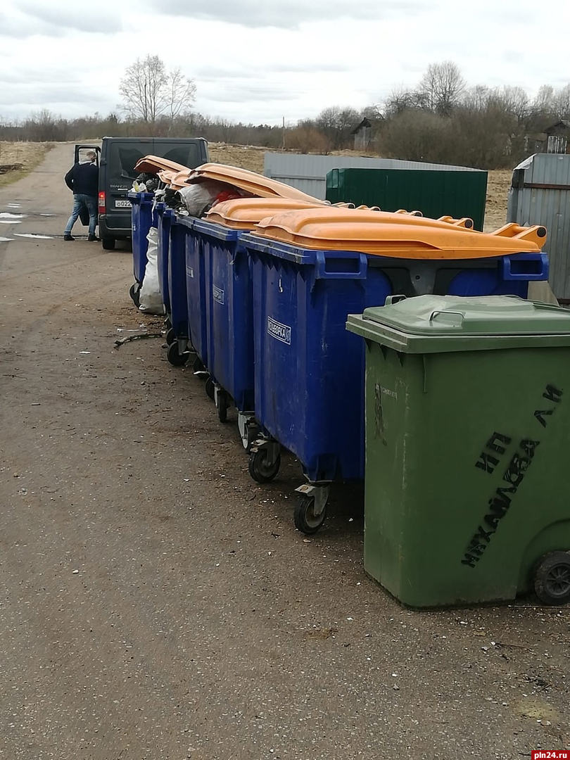 «Экопром» доставил партию мусорных контейнеров в псковские деревни